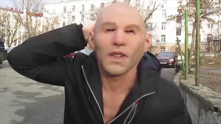 Краткий обзор реалистичной маски c бровями Handsome Guy with Eyebrows